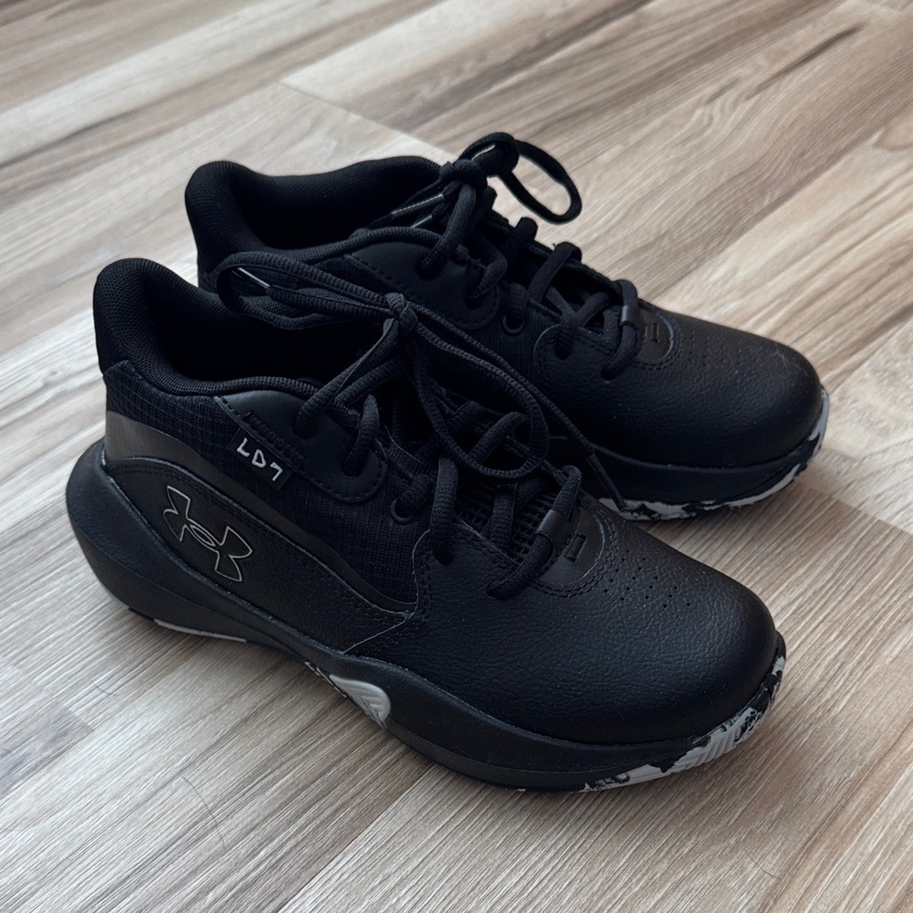 Under Armour Kids Black Athletic/ basketball Shoes